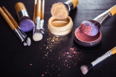 toz ve allık siyah ahşap zemin ile fırçalar makyaj