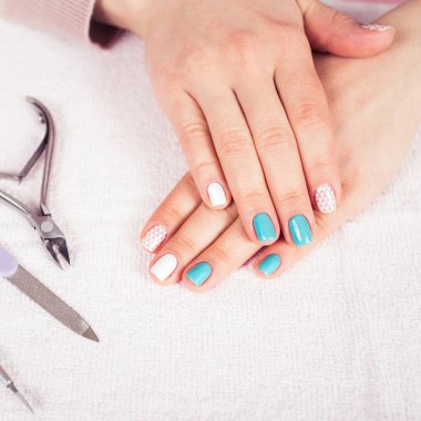 güzel manikür. Beyaz ve turkuaz kaplama, damgalama jel Lehçe.