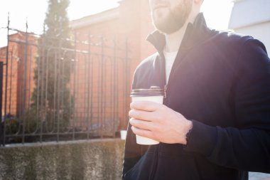 bir fincan kahve şehirdeki adam