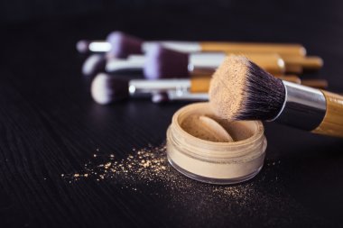 toz ve allık siyah ahşap zemin ile fırçalar makyaj