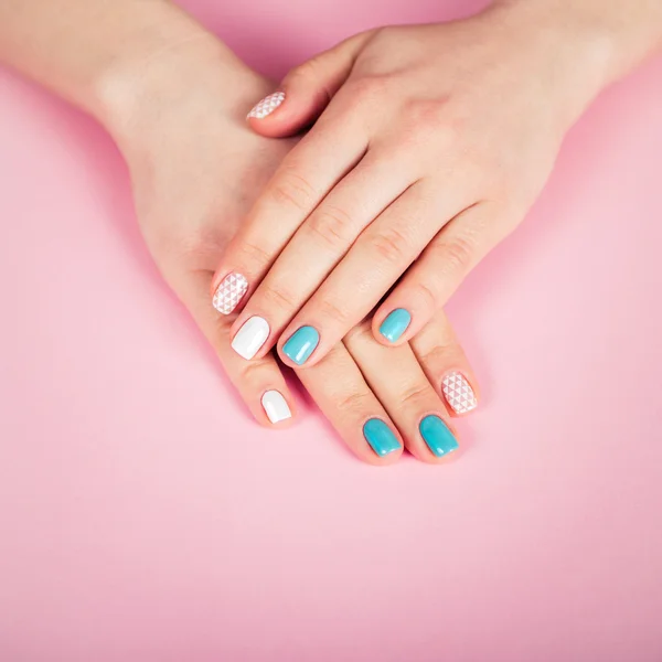 Mooie manicure. gel polish coating in wit en turquoise, stempelen. — Stockfoto