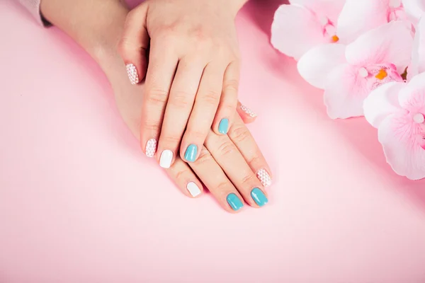 Piękny manicure. żel Polski powłoki w bieli i turkusu, wytłaczanie. — Zdjęcie stockowe