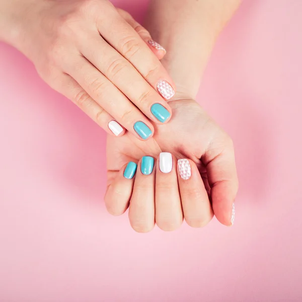 Mooie manicure. gel polish coating in wit en turquoise, stempelen. — Stockfoto