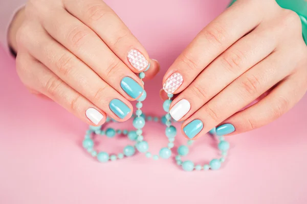 Bela manicura. revestimento de gel polonês em branco e turquesa, estampagem . — Fotografia de Stock