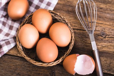 Ahşap arka planda tavuk yumurtası