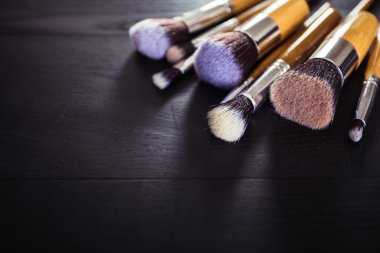 toz ve rouge üzerinde siyah bir ahşap backgrou gövdeli lineer fırçalar makyaj