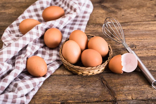 Kyckling ägg på trä bakgrund — Stockfoto