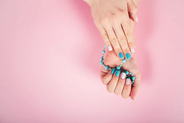 Bela manicura. revestimento de gel polonês em branco e turquesa, s — Fotografia de Stock