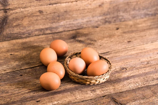 Huevos de pollo sobre fondo de madera — Foto de Stock