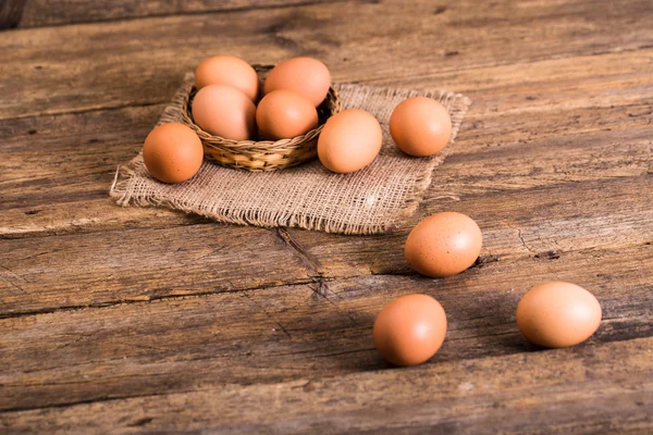 Курячі яйця на дерев'яному фоні — стокове фото