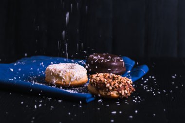 çörek farklı tozu siyah ahşap zemin ile