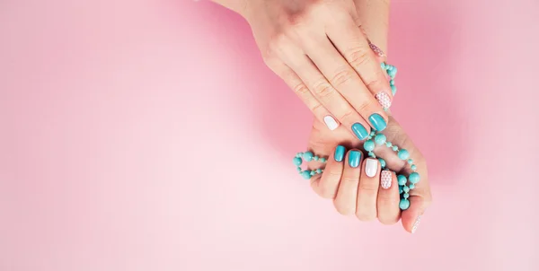 Hermosa manicura. gel barniz pulido en blanco y turquesa, estampado . —  Fotos de Stock