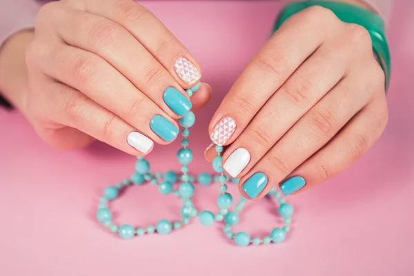 Bela manicura. revestimento de gel polonês em branco e turquesa, estampagem . — Fotografia de Stock