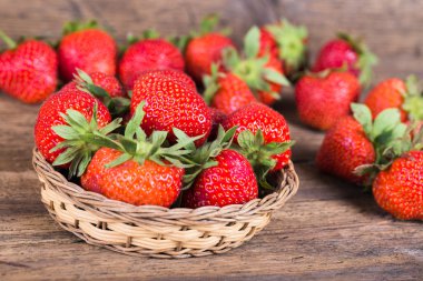 Eski ahşap zemin üzerine taze kırmızı çilek