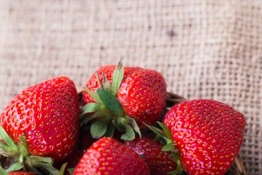 Eski ahşap zemin üzerine taze kırmızı çilek