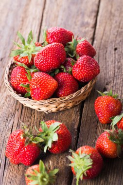 Eski ahşap zemin üzerine taze kırmızı çilek