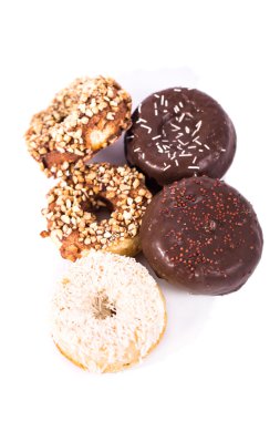 Çörekler beyaz arkaplanda izole edilmiş