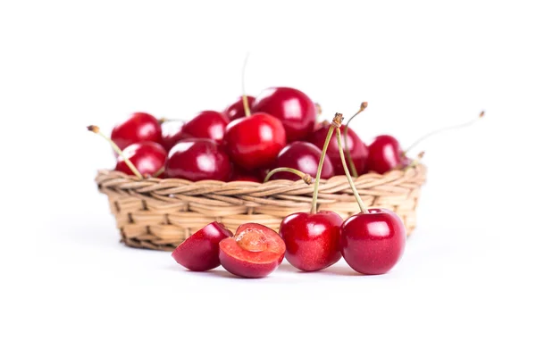 Cerejas agradáveis e suculentas em um fundo branco — Fotografia de Stock