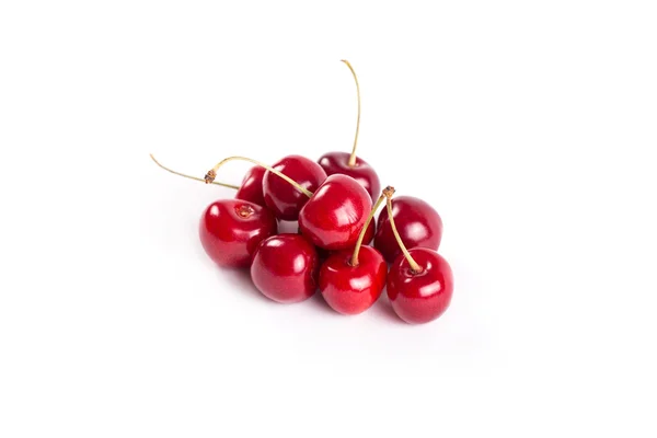 Jolies cerises juteuses sur fond blanc — Photo