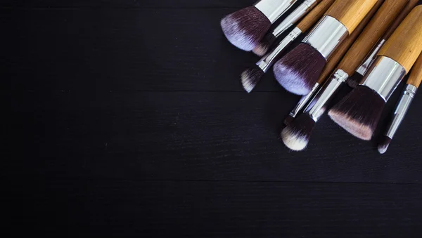 化妆刷粉和胭脂在黑色的木背景 — 图库照片