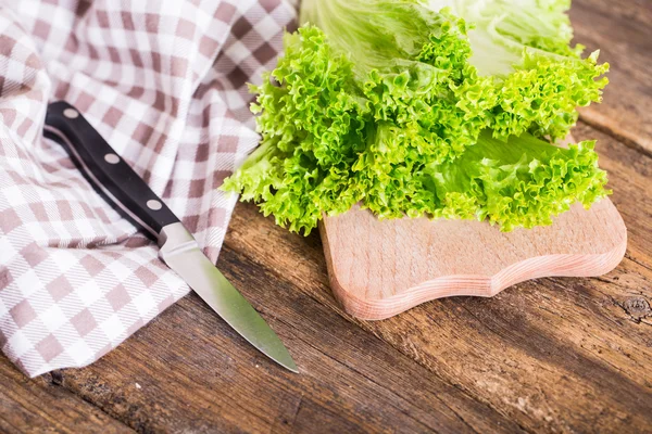 Grüner Salat auf hölzernem Hintergrund. Kochen — Stockfoto