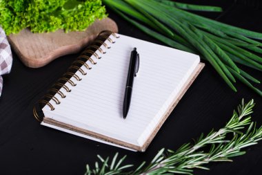 Marul biberiye ve yeşil soğan kurullarında. Pişirme