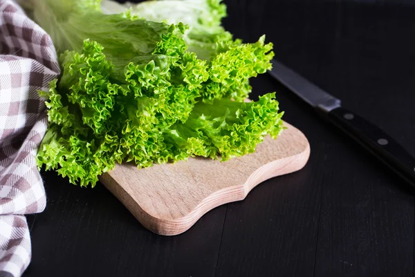 Salat auf Brettern. Kochen — Stockfoto