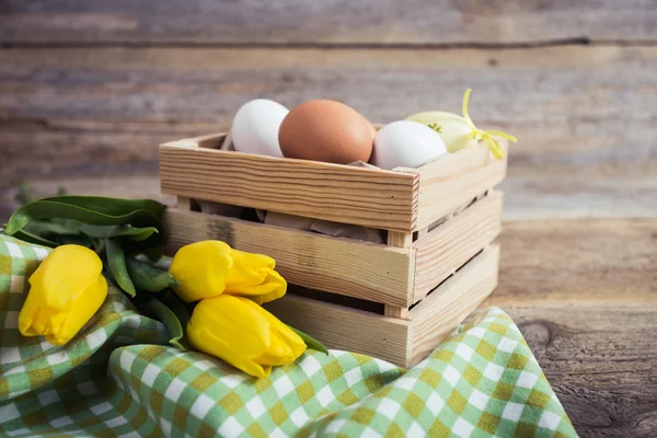 Tulipanes y huevos sobre fondo de madera. Fondo de Pascua — Foto de Stock