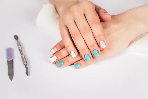 Mooie manicure. gel polish coating in wit en turquoise, stempelen. — Stockfoto