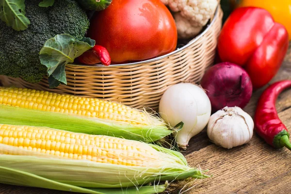 Çeşitli ham organik sebze ile kompozisyon