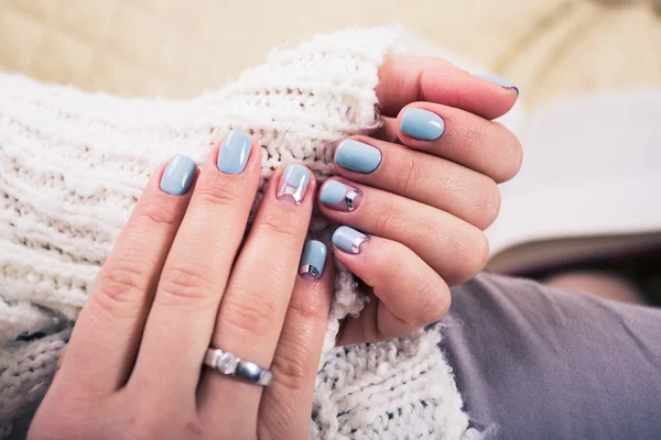 美丽的指甲。凝胶波兰涂料在蓝色，压花. — 图库照片