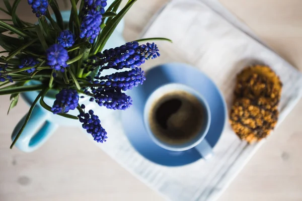 Чашку кофе с цветами и печеньем. Винтаж — стоковое фото