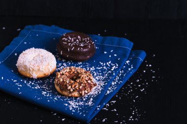 çörek farklı tozu siyah ahşap zemin ile