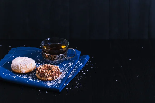 Ciambelle con polvere diversa su uno sfondo di legno nero — Foto Stock