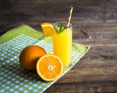ahşap zemin üzerine nane, taze meyve ile bardak portakal suyu