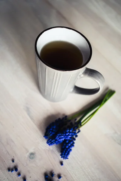 Fleurs bleues et tasse de thé sur fond en bois. Vintage — Photo