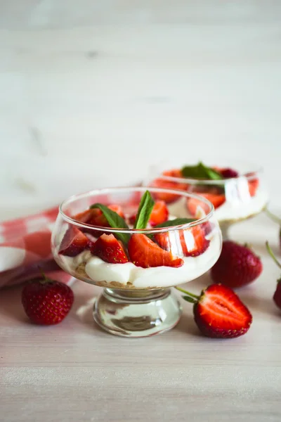 Frische Erdbeeren auf einem hölzernen Hintergrund — Stockfoto