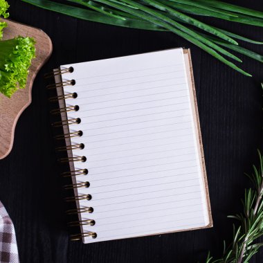 Marul biberiye ve yeşil soğan kurullarında. Pişirme