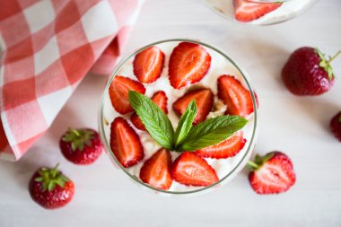 Katmanlı tatlı çilek, bisküvi ve dondurma bir cam