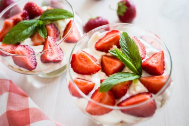 Katmanlı tatlı çilek, bisküvi ve dondurma bir cam