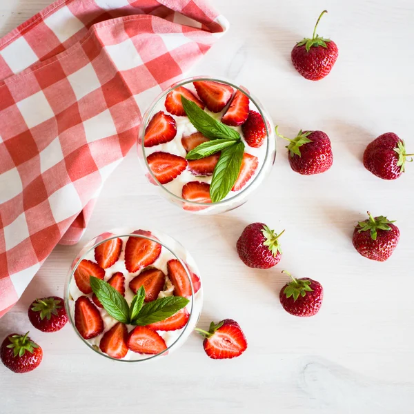 Geschichtetes Dessert aus Erdbeeren, Keksen und Eis im Glas — Stockfoto