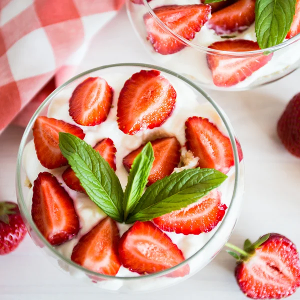 Geschichtetes Dessert aus Erdbeeren, Keksen und Eis im Glas — Stockfoto