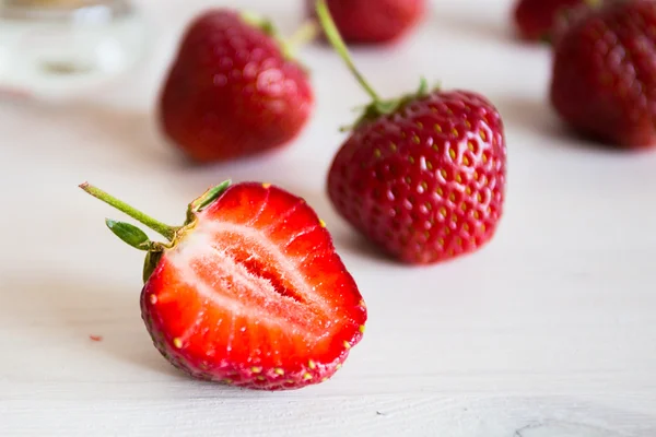 Frische Erdbeeren auf einem hölzernen Hintergrund — Stockfoto