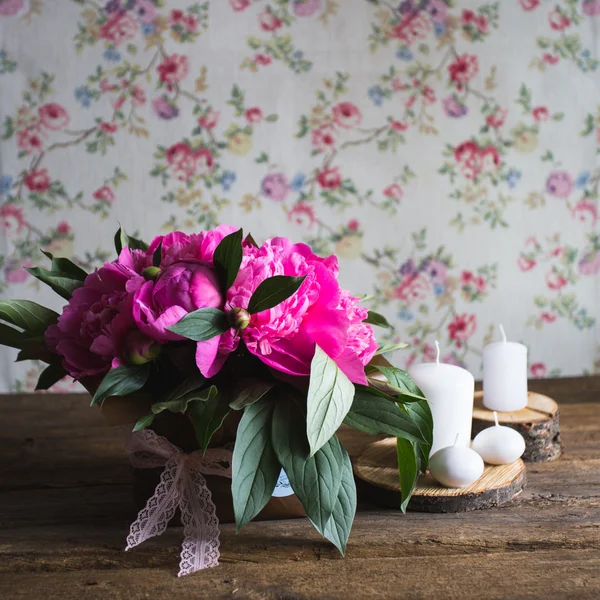 Färsk rosa pioner på trä bakgrund — Stockfoto