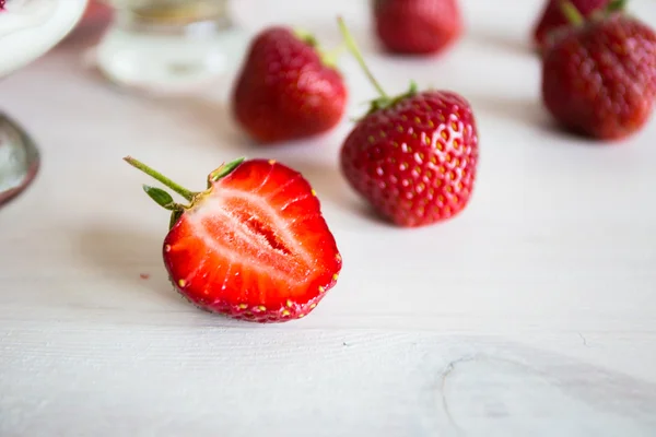 Frische Erdbeeren auf einem hölzernen Hintergrund — Stockfoto