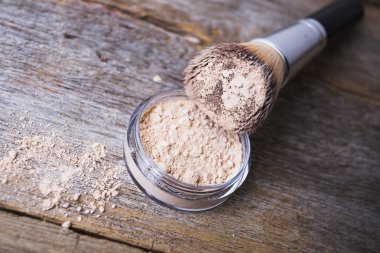 ahşap arka plan üzerinde makyaj için fırça ile farklı renkteki mineral toz