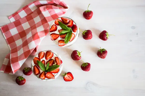 Geschichtetes Dessert aus Erdbeeren, Keksen und Eis im Glas — Stockfoto