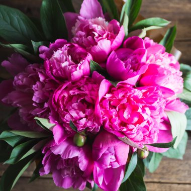 ahşap arka plan üzerinde taze pembe peonies