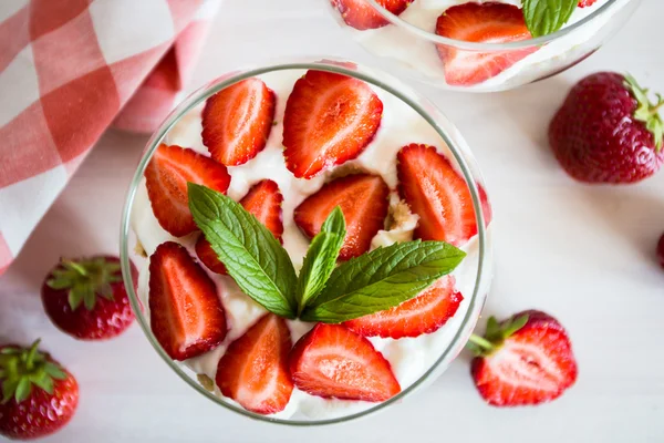 Warstwowe deser truskawki, ciastka i lody w szklance — Zdjęcie stockowe