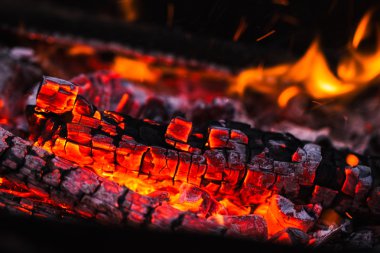 alevler ile kıvılcım kömürlerin üzerinde ateş